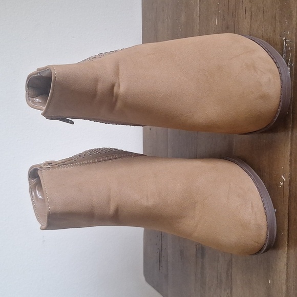 Studded Tan Ankle Boots Size 6M - Picture 9 of 9